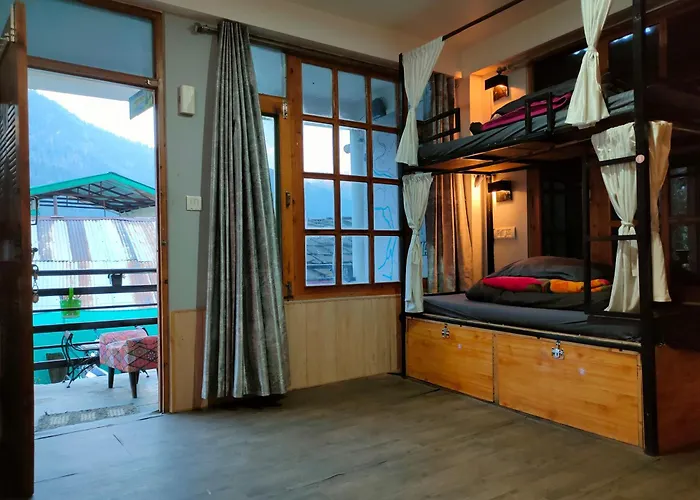 Bros Hostel & Yaara Cafe